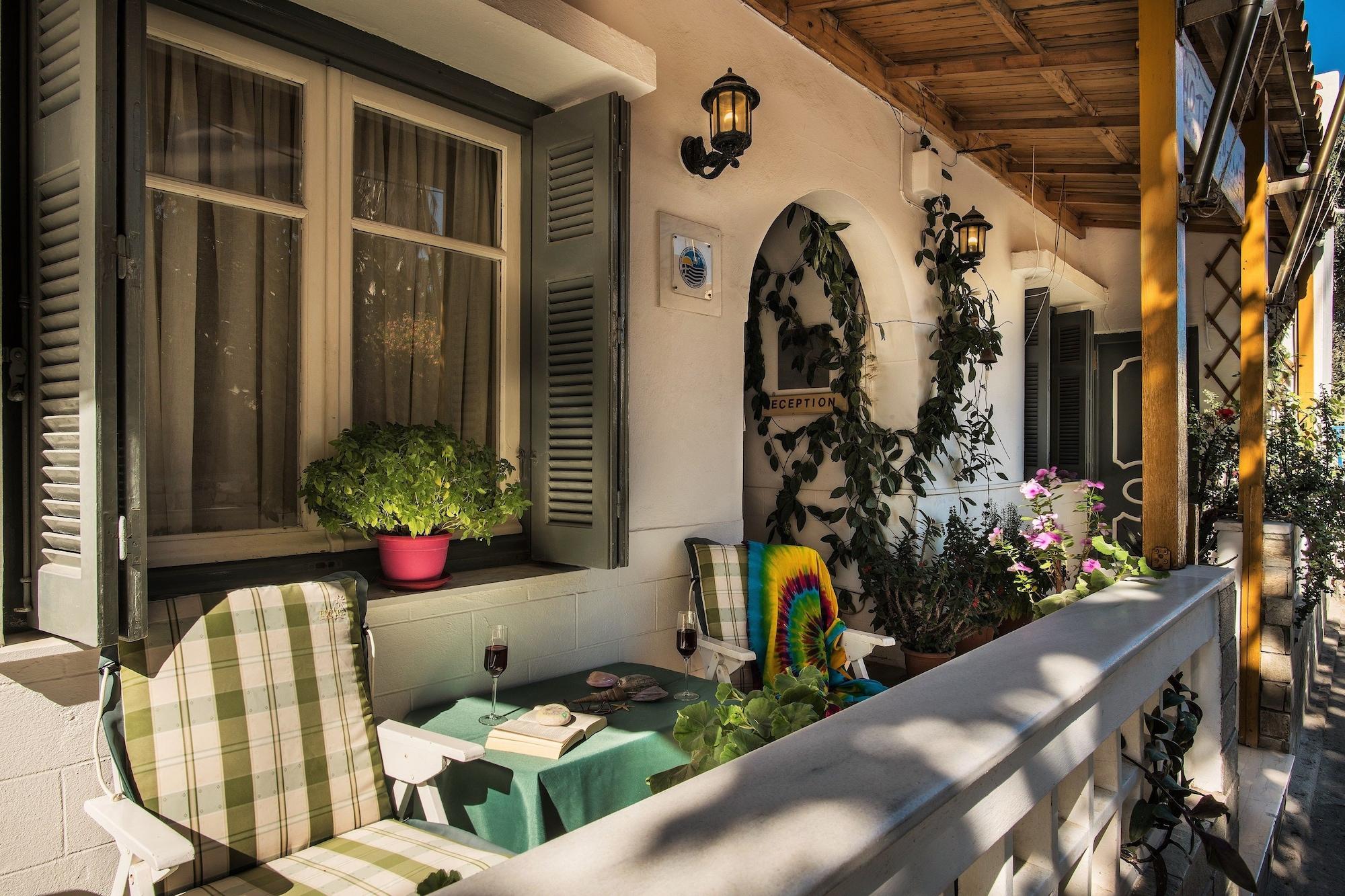 Semiramis Guesthouse Adamantas  Exteriör bild